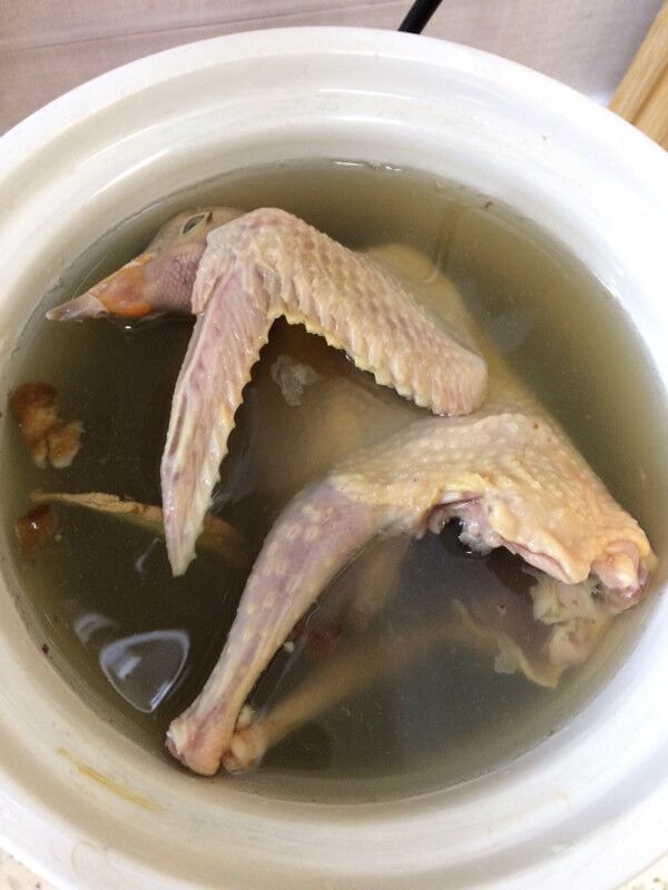 炖鸽子汤时,为啥腥味这么重,汤不白?火夫说:可能少了这一步!