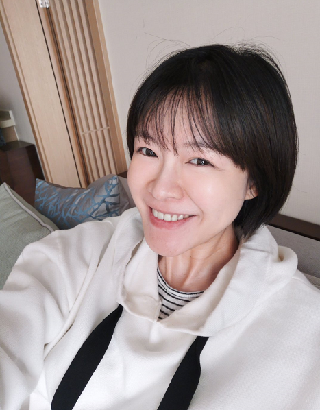 李艾晒孕照肚大如箩,颈纹明显忘修图,调侃宠物狗贴着肚子太有爱