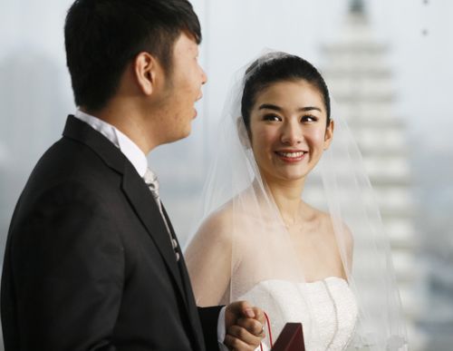秦岚"缝衣服"上热搜!曾同抢一个男人的她,离婚5年了还在撕