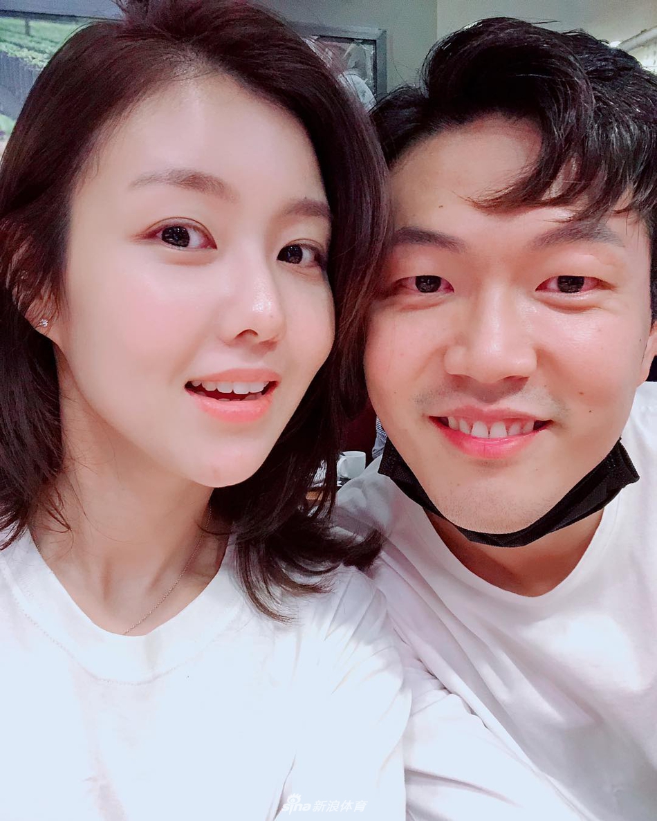 韩国队长金英权娇妻美照可爱童颜