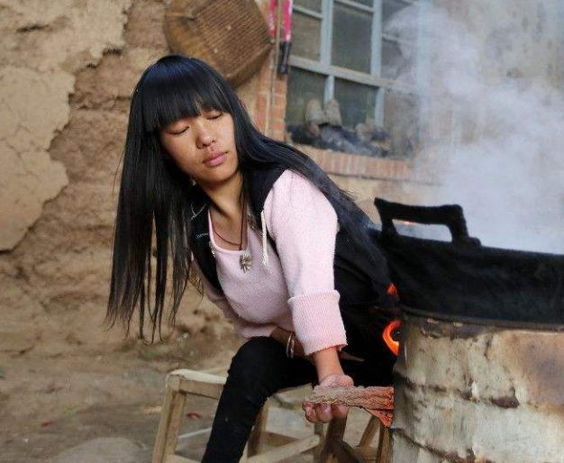 农村女孩身上担子沉,外出打工只因"家中有弟妹",真实农民家庭