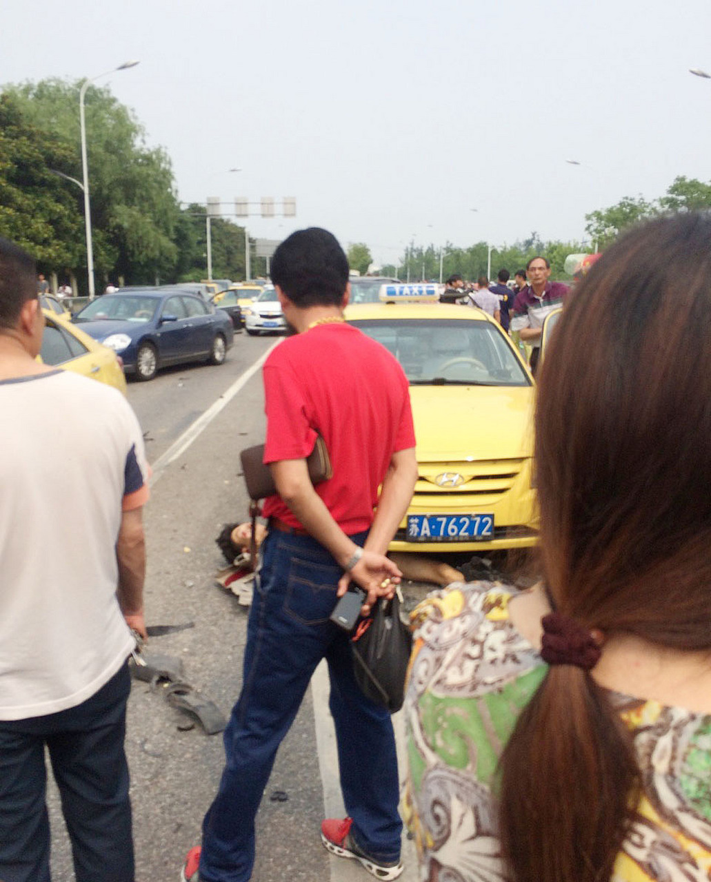 出租车未礼让行人撞飞女子# 目击者:女子被撞飞十几米,一直在地上挣扎