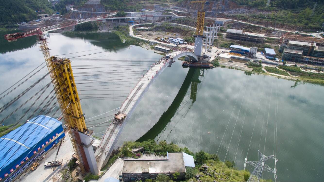 沙坨特大桥主拱圈成功合龙 贵州再创桥梁建设新纪录