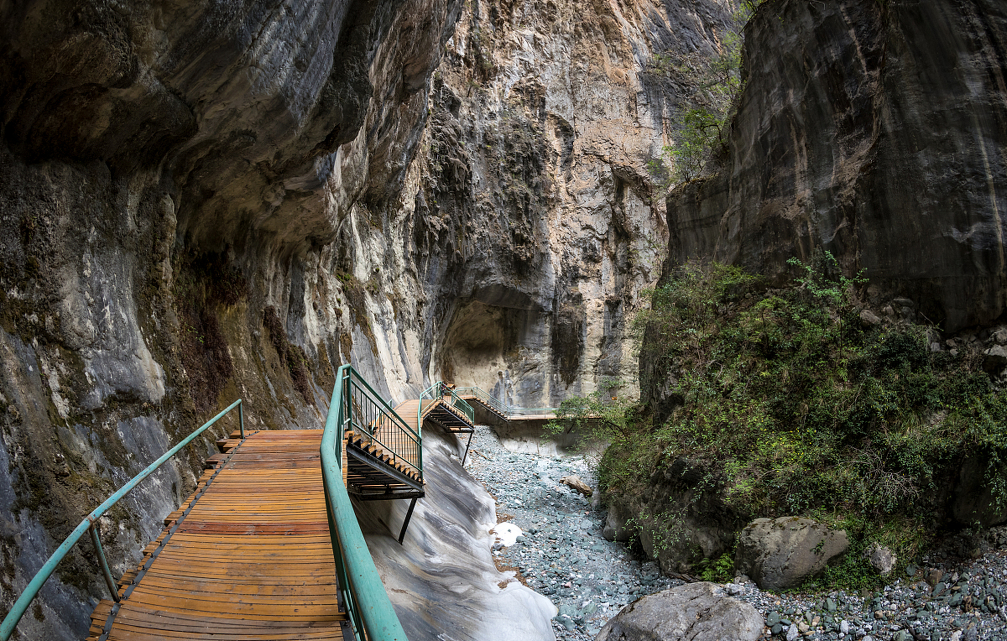 兰英大峡谷位于重庆市巫溪县的国家级自然保护区,全长100余公里,最深