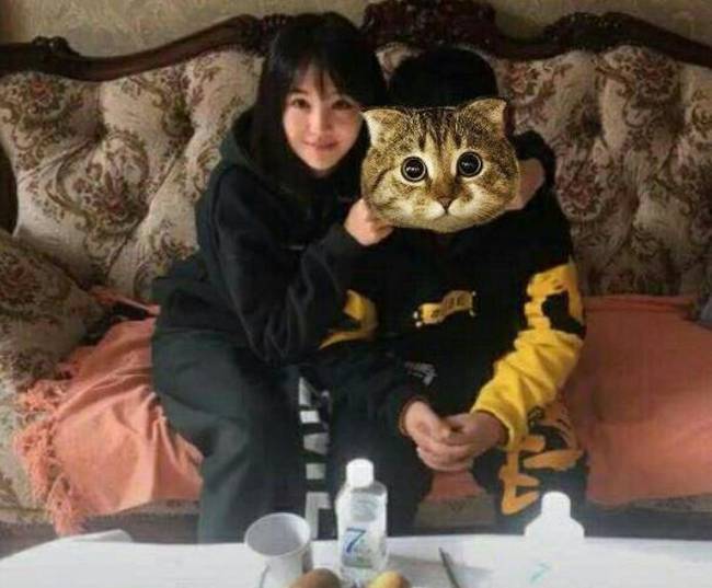 郑爽过年串亲戚合影,甜美似邻家小妹,真是芳心纵火犯啊!