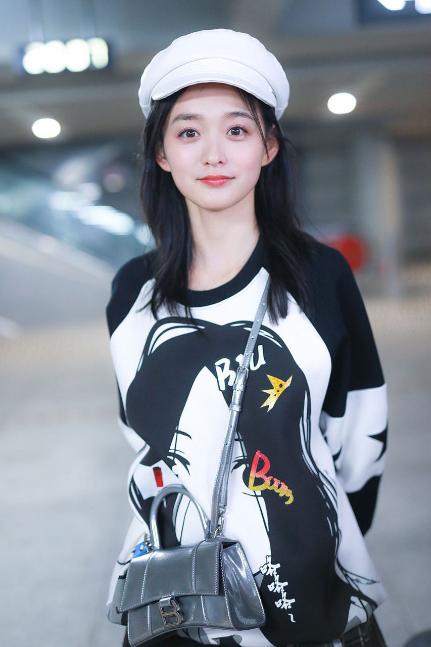 何泓姗以其精湛的演技和淡雅的气质给观众留下了深刻的印象.