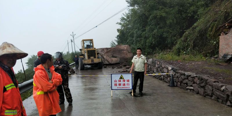 持續降雨奉節公黃路現巨石 預計今晚六點恢復通車