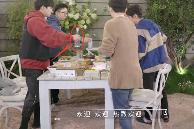 易烊千玺跟大家碰杯,别人都喝酒,谁注意他喝的是什么?过于真实