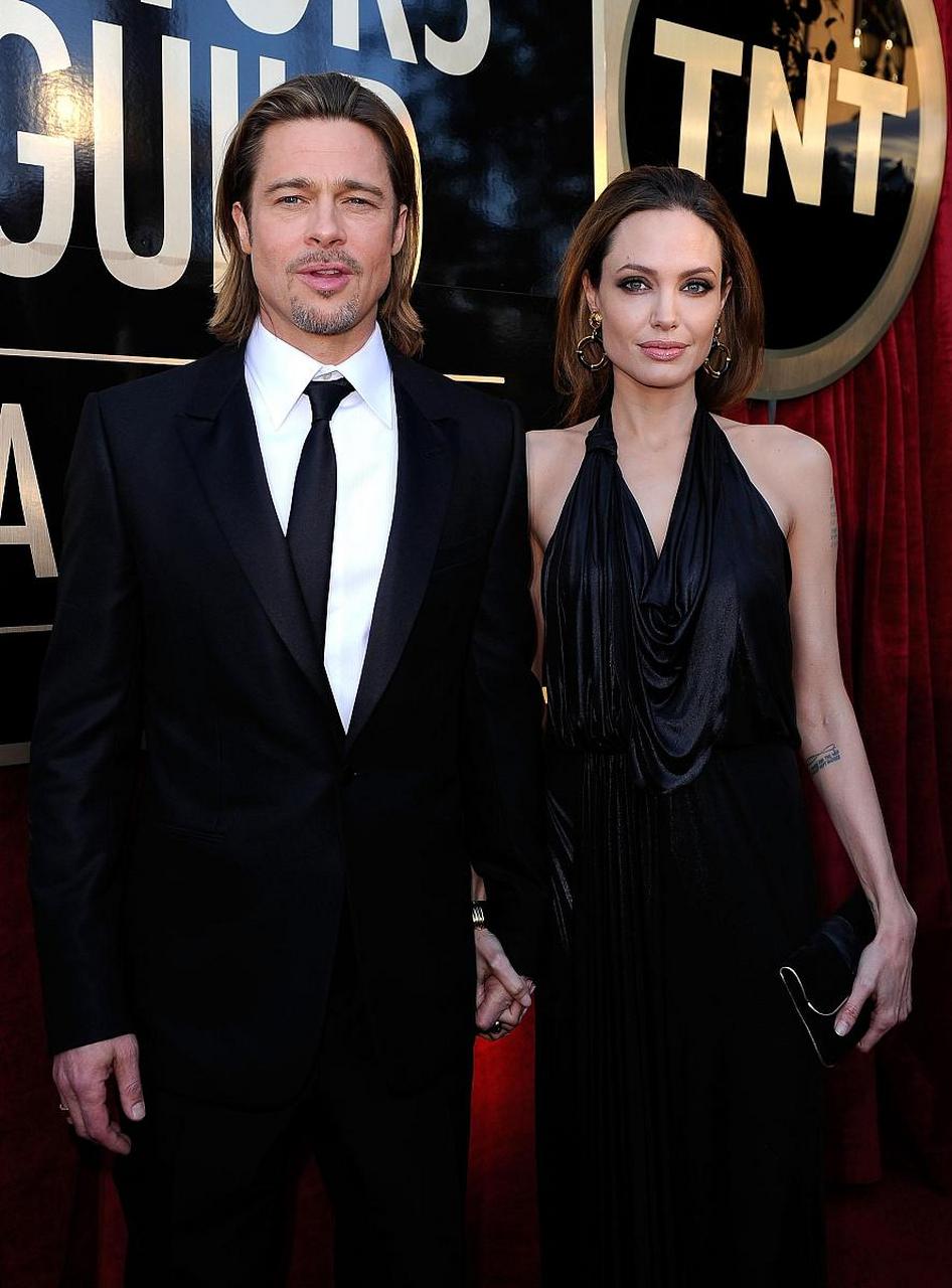 朱莉有意隔断丈夫和孩子们的联系,她收养的几个娃接收到这样的信息