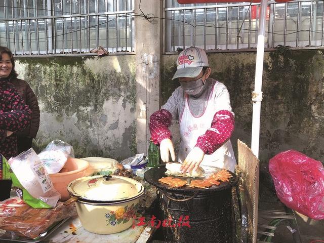 无锡:探秘网红小吃"许阿姨鸡蛋饼",上海苏州食客驱车品尝
