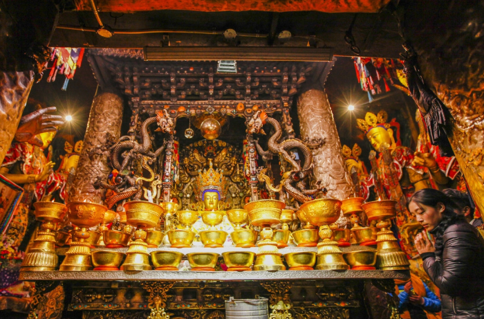 西藏拉萨,金碧辉煌的大昭寺