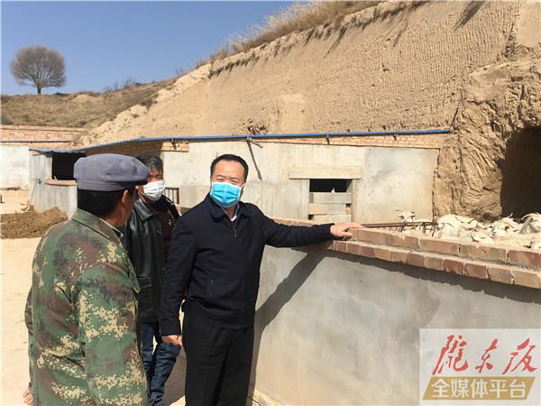 赵昌军到挂牌督战贫困村调研指导统筹推进疫情防控和脱贫攻坚工作