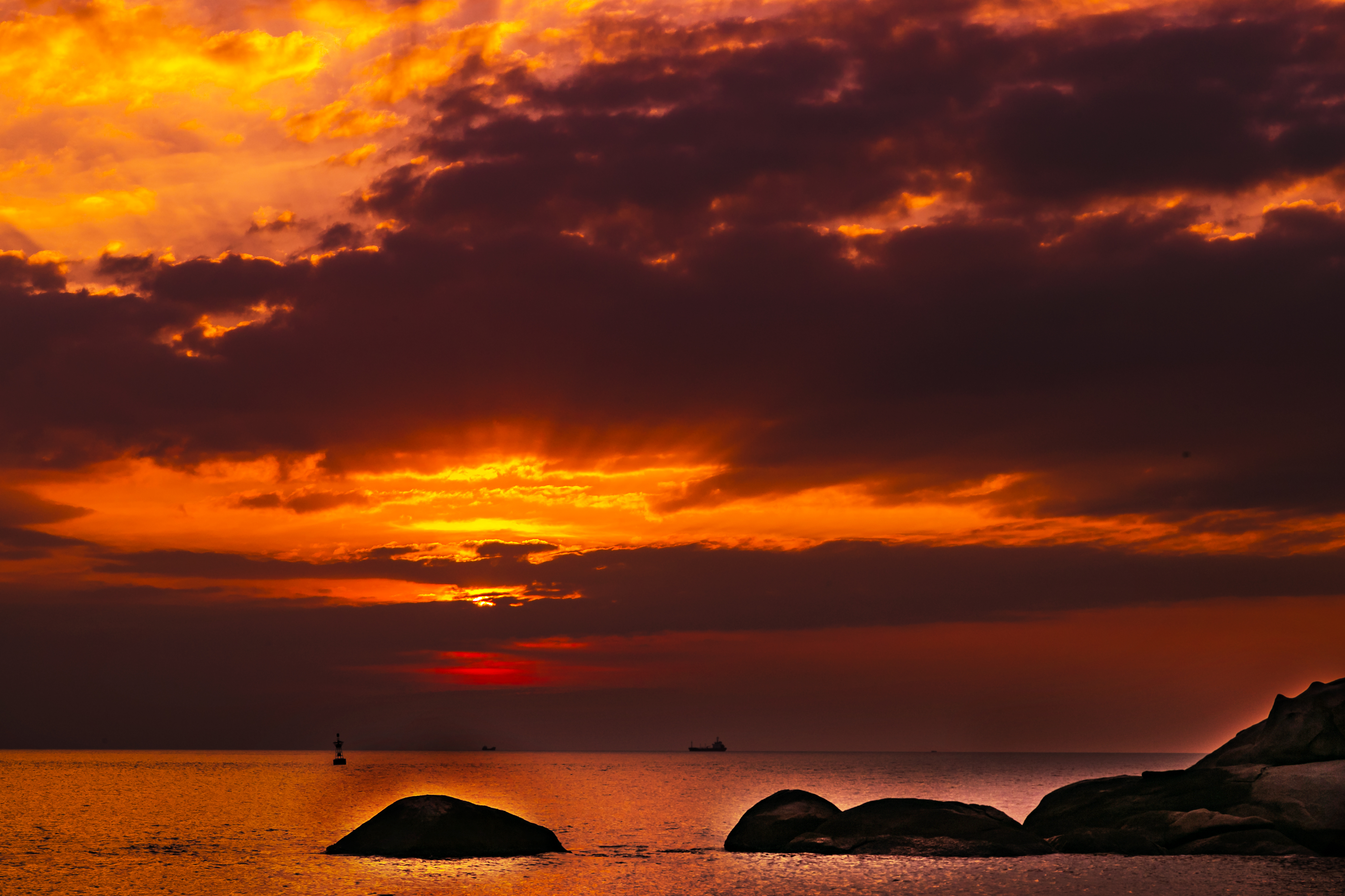 海南三亚龙栖湾以及南海日出日落的美景请欣赏