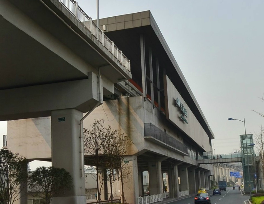 解析重庆轨道交通3号线的长福路站:站台在中间,轨道扭麻花