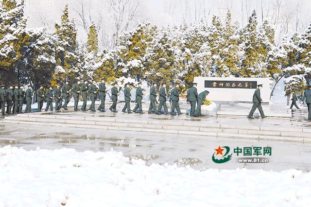 致敬!军地青年代表在抚顺祭扫雷锋墓