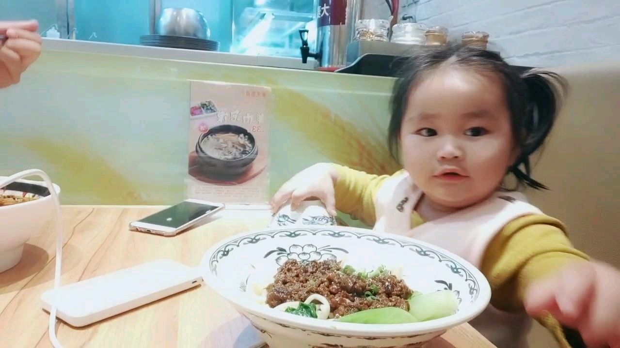 为了生活,幼儿园老师兼职服务员,真勤奋