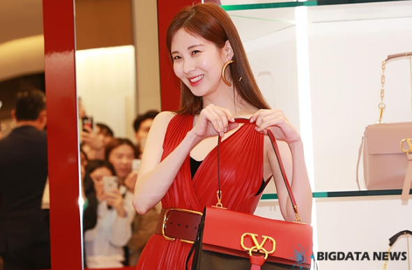 出场的瞬间惊艳众人!徐贤一袭红裙亮相品牌活动