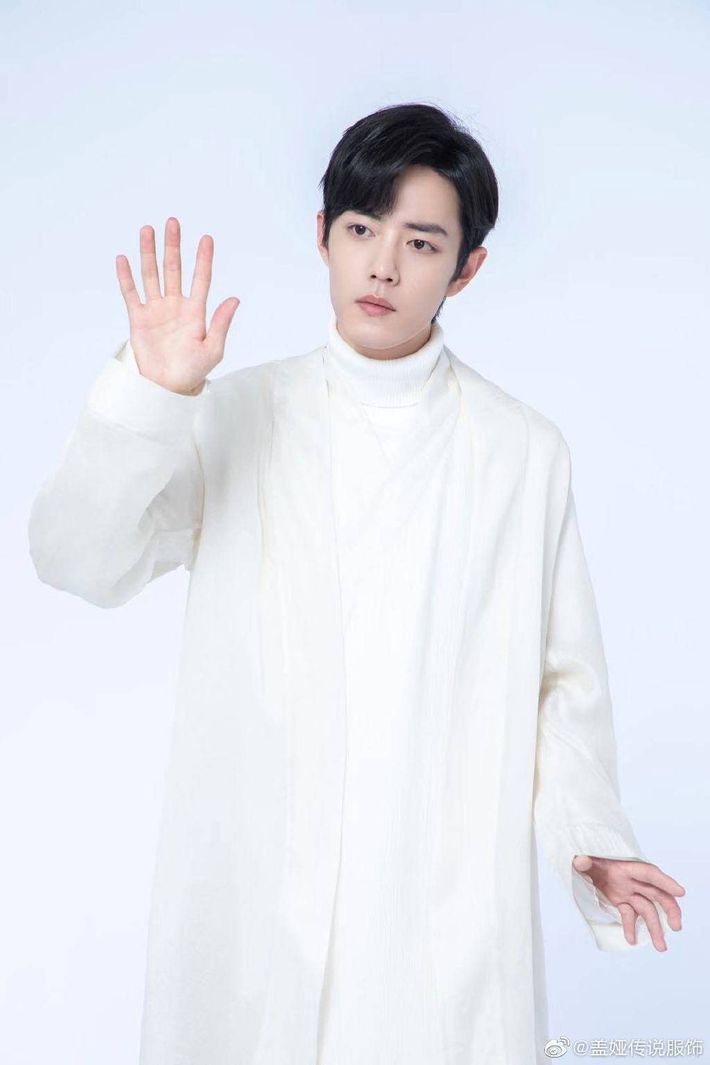 品牌认领肖战《明星大侦探》造型 白衣飘飘俊逸非凡