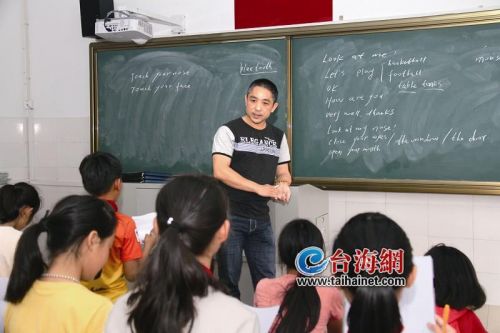 厦门爱心企业家陈明智义务担任英语教师