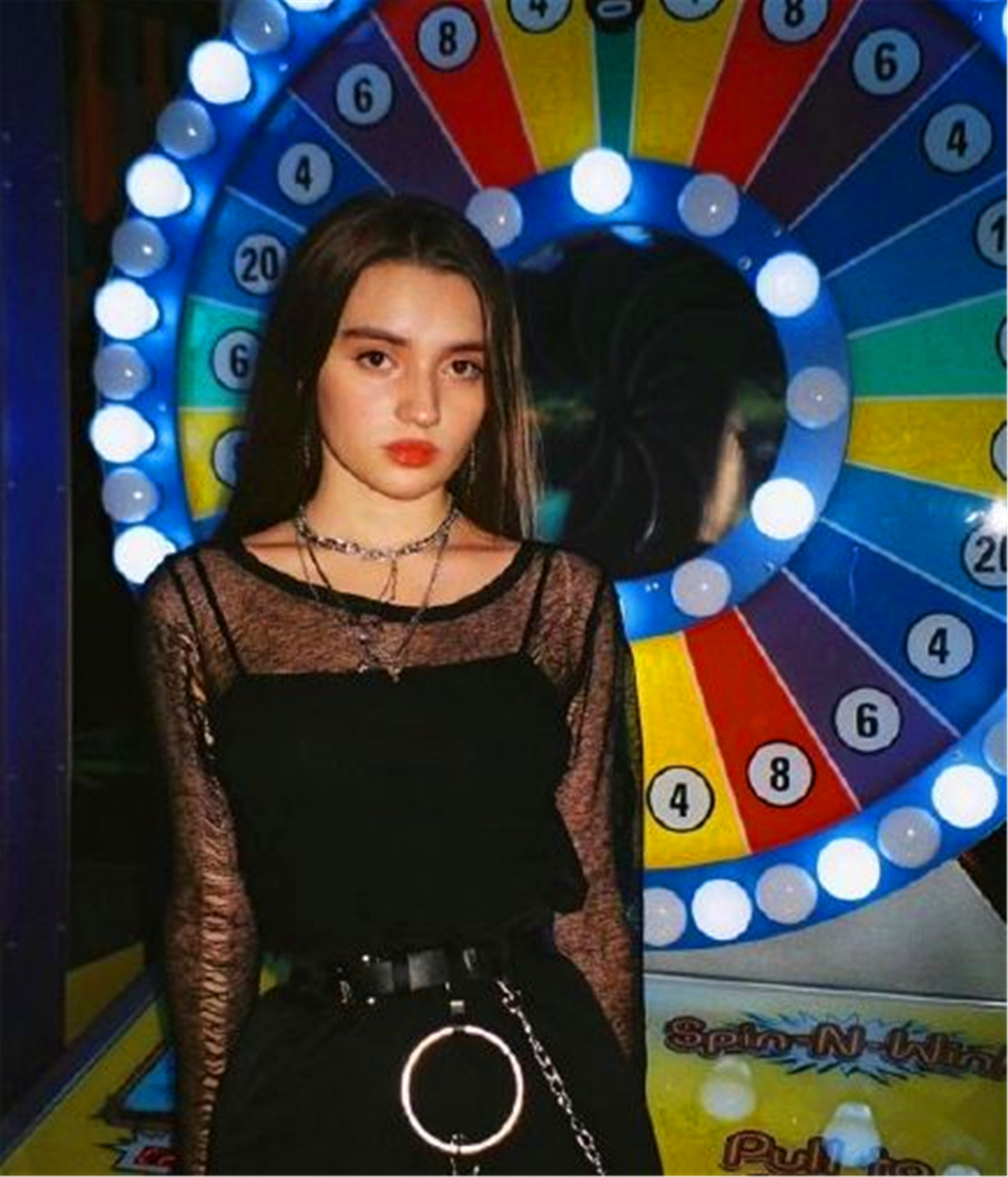 俄罗斯少女因"蚂蚁腰"走红,得知她的训练方法,网友:学不来