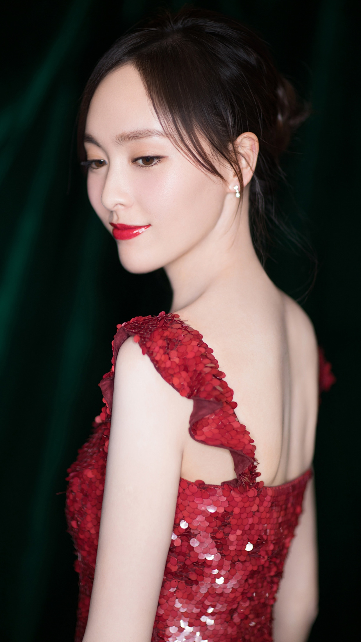 唐嫣侧面壁纸:美背线条优美,眼神妩媚撩人