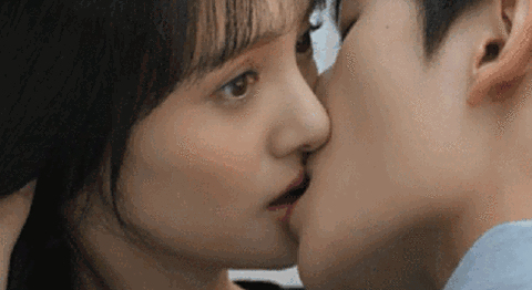 郑爽采访中被问到拍吻戏的感受.