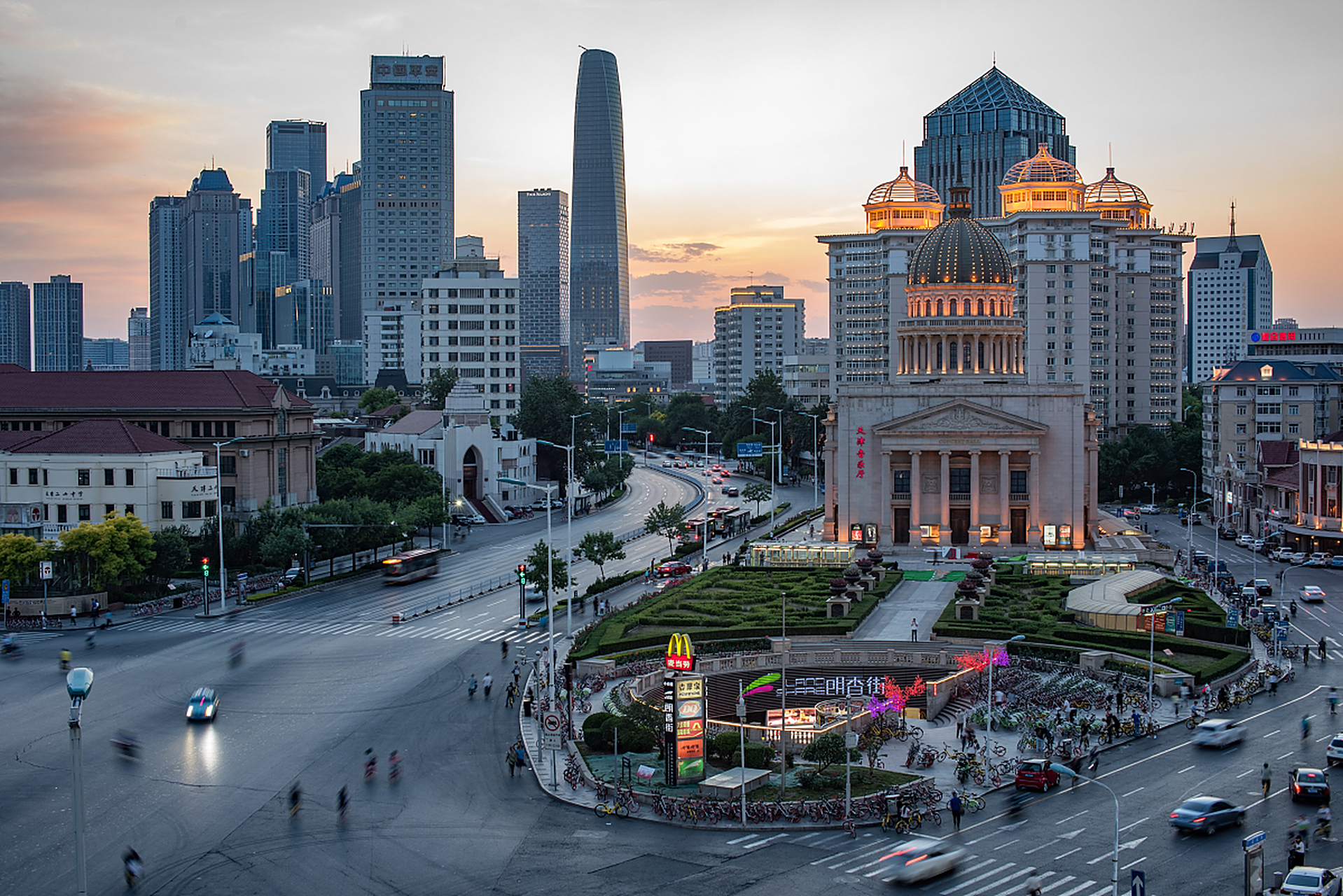 中山广场的前身是中央广场,始建于1913年,后改名为浪速广场.