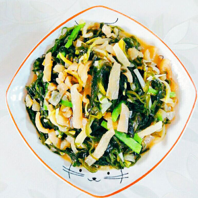 肉皮炒海带丝,营养又美味