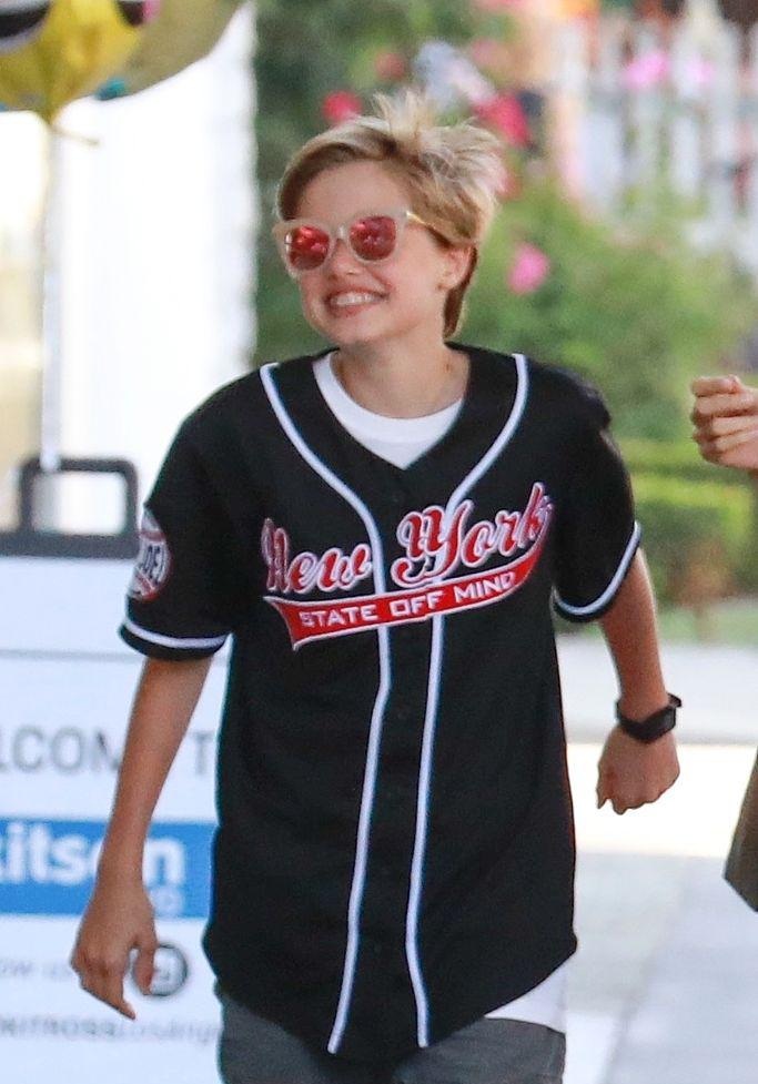 当地时间2018年8月21日,洛杉矶,朱莉带着女儿希洛,养女扎哈一起外出