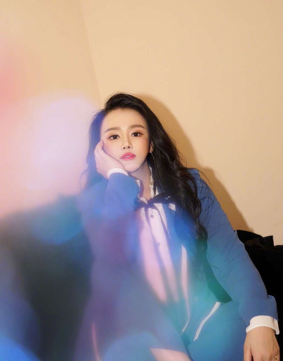 1月17日,拳王邹市明的妻子冉莹颖晒出一组写真.