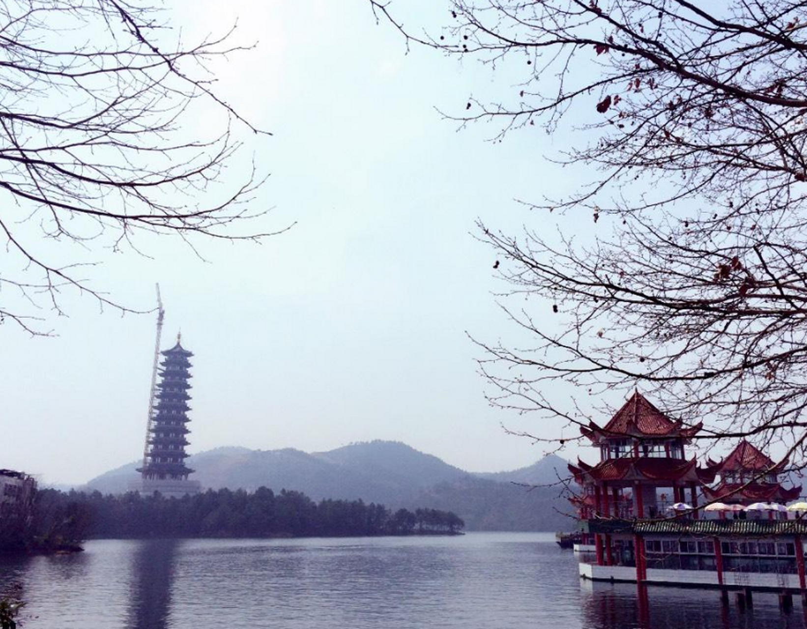 道观河风景区 东部是连绵的山丘,西部是丘陵岗地.