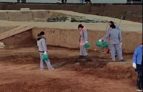 管理部门回应工作人员"秦兵马俑坑内浇水"质疑:既防尘又保护