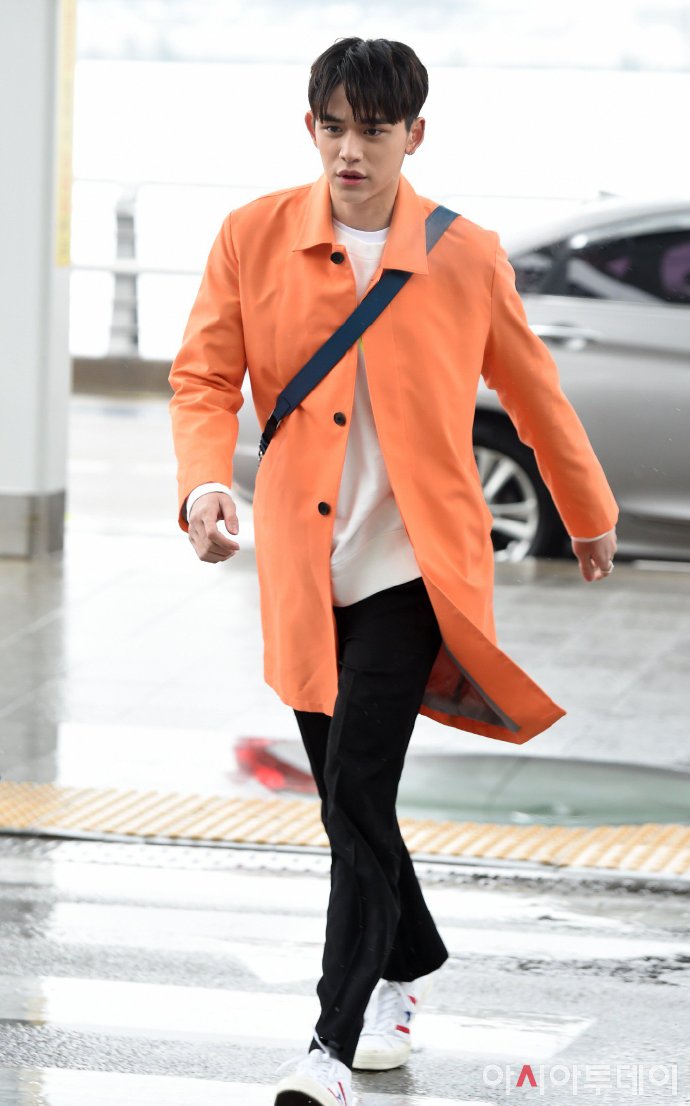 寒冷也无法阻挡的开心!lucas现身仁川机场回国"奔跑"