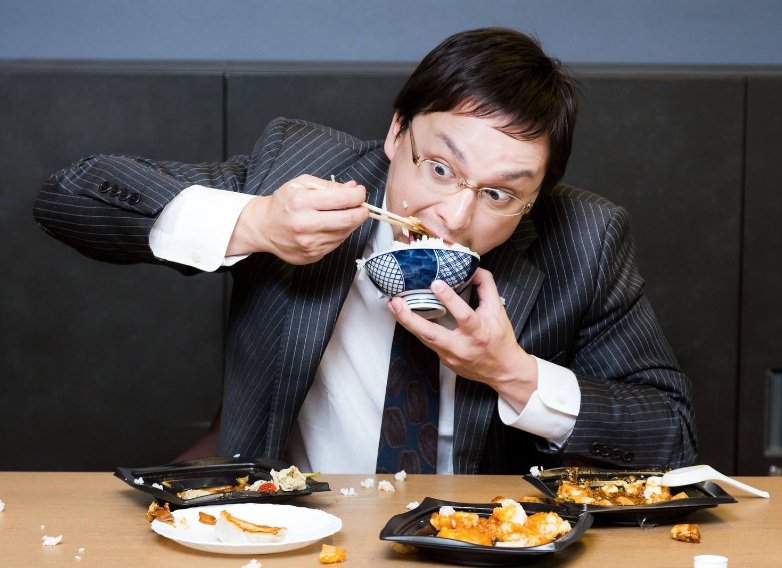 老话"吃饭不端碗,长大不成器",老外的解释让网友笑喷:够了