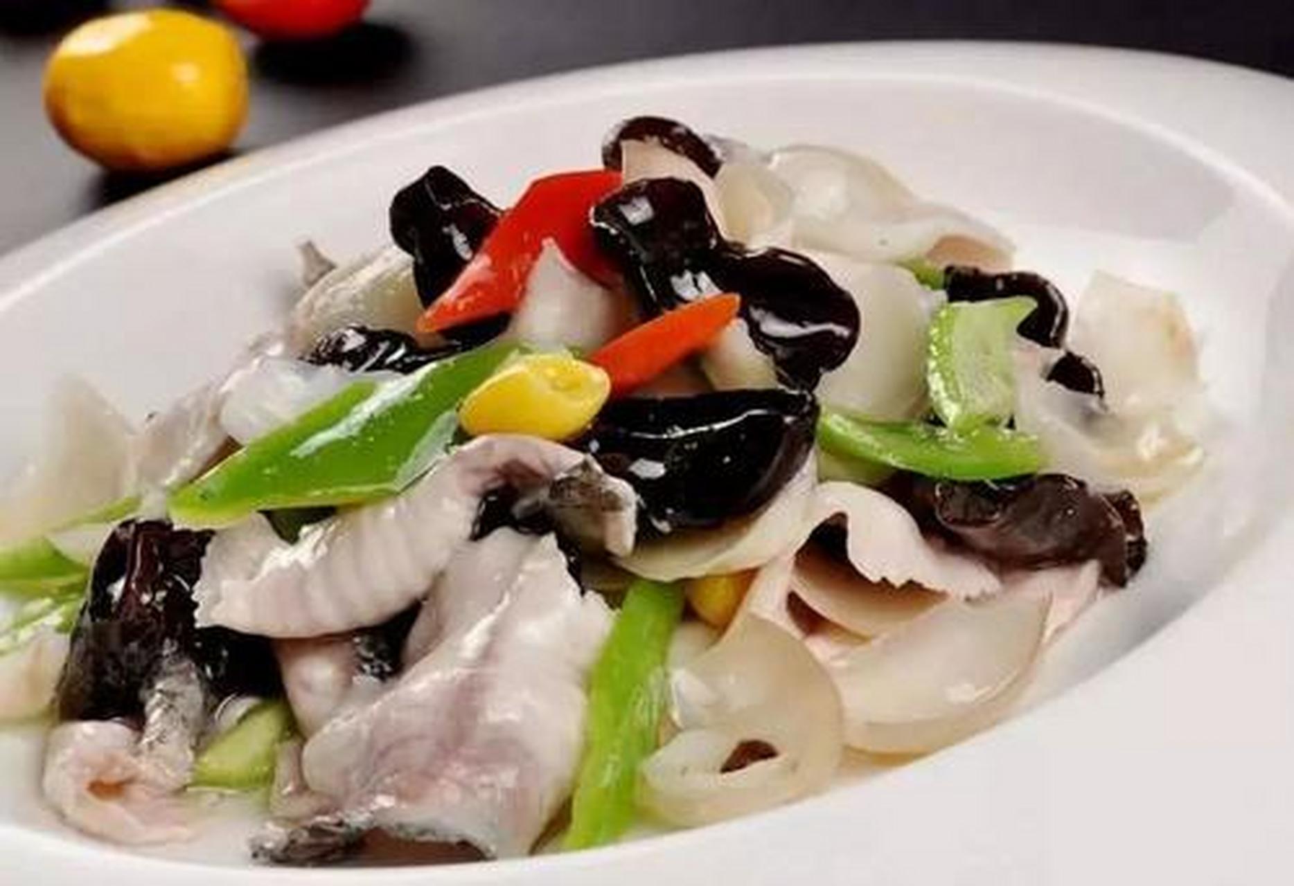 圣诞爆款美食# 荷兰豆炒鱼片,荷兰豆性平,味甘,具有和中下气,利小便