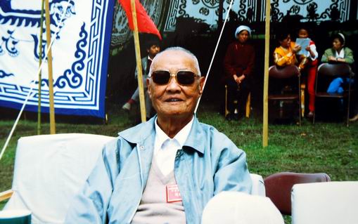 藏族一开国少将抗战时捐助30架飞机,弟弟是第四世活佛转世