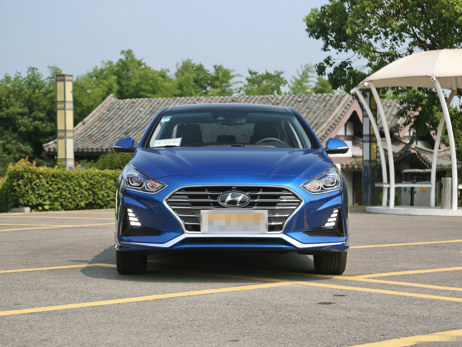 从图片上看这款现代索纳塔新能源,这款车整体给人感觉很有气质,时尚和