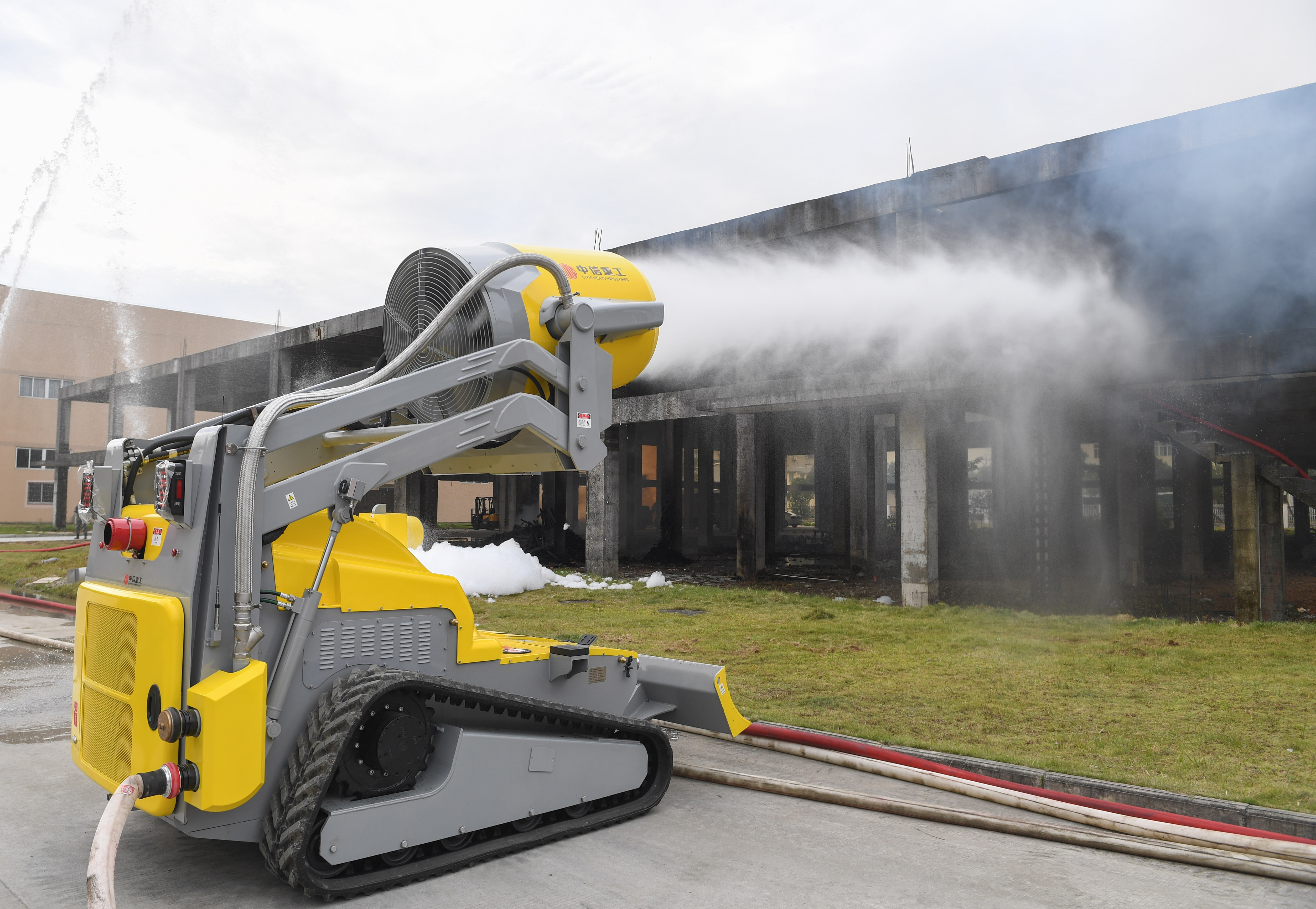 12月12日,在福建宁德福鼎特种机器人生产基地,消防排烟灭火机器人谠 