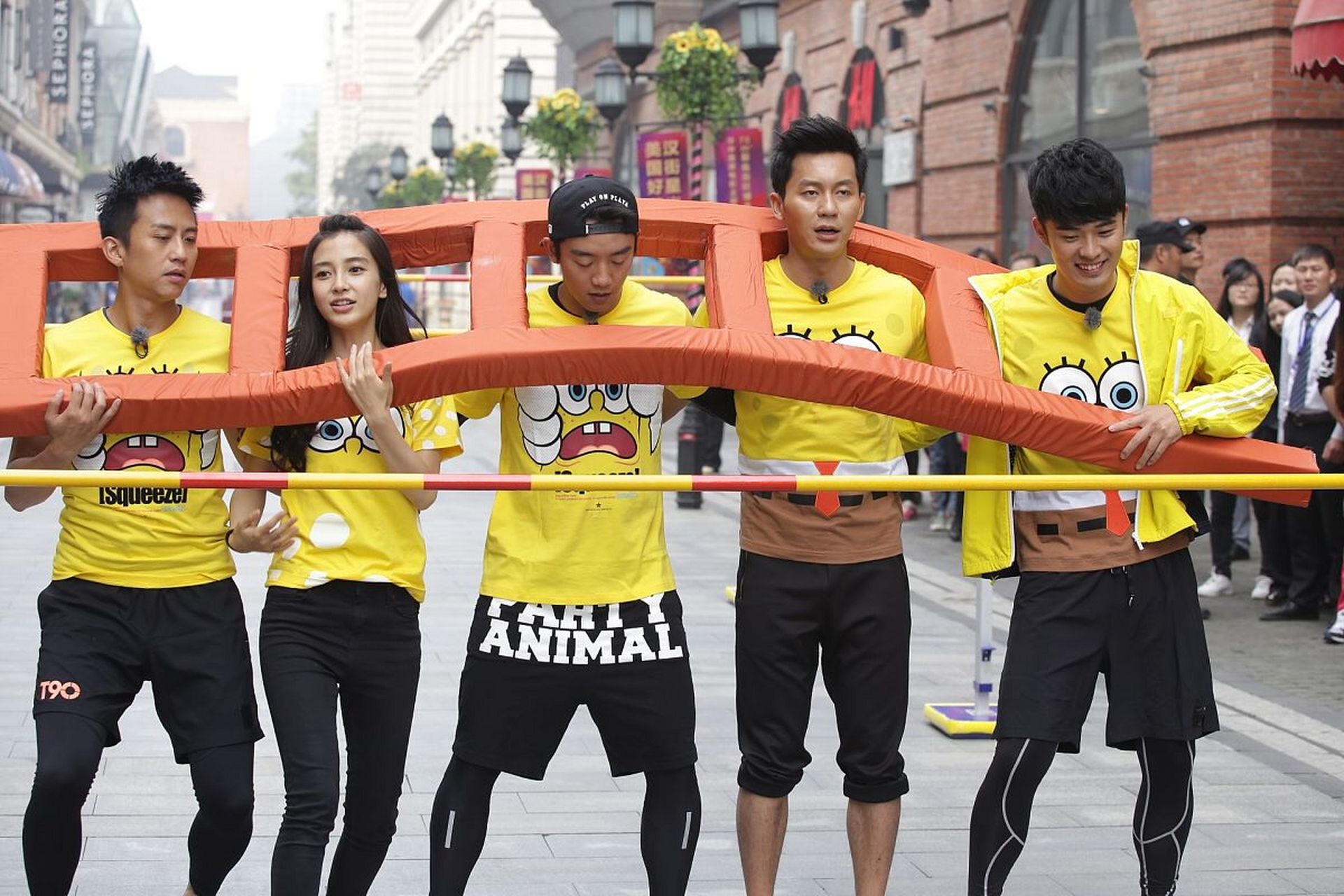 表上显示周五的卫视综艺里,《奔跑吧》收视率第一.