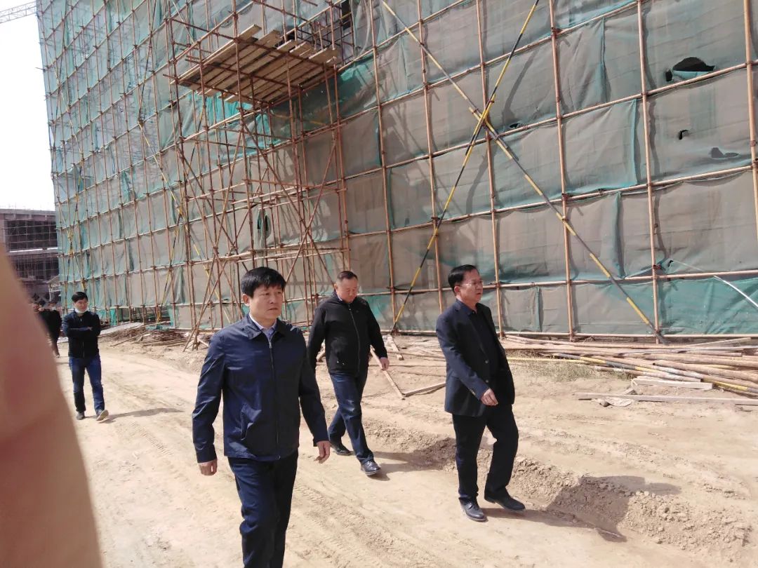 旗委书记陈功明调研乌兰牧骑广场建设项目