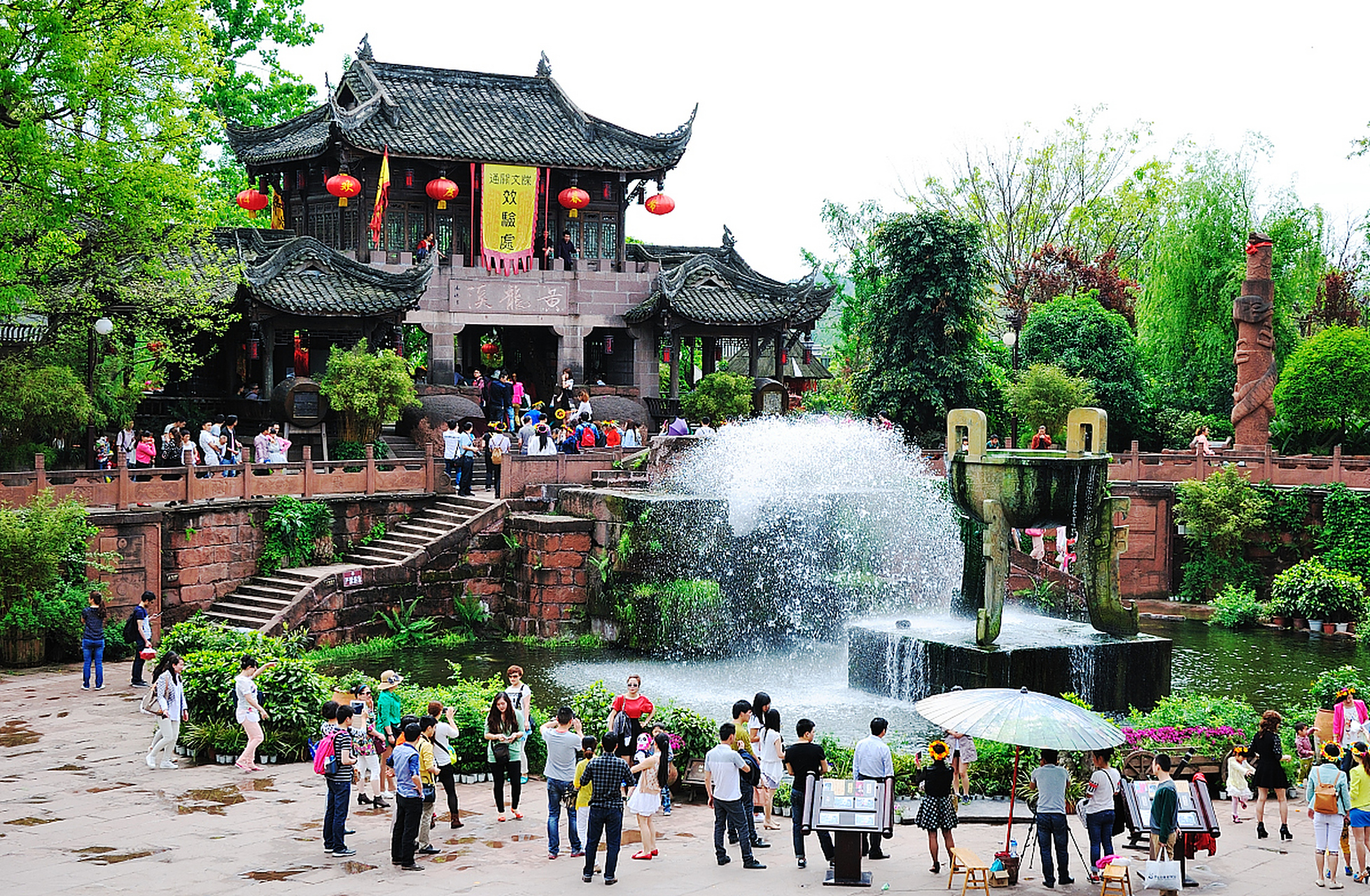 黄龙溪古名"赤水",《华阳县志》载:"黄龙所见地,昔属武阳,今属治境,故