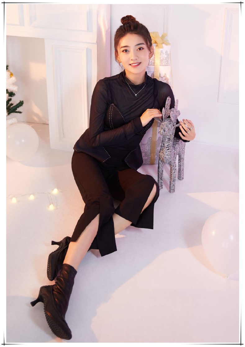 八王妃梁洁最新写真,"内衣外穿"真大胆!网友:身材这么有料