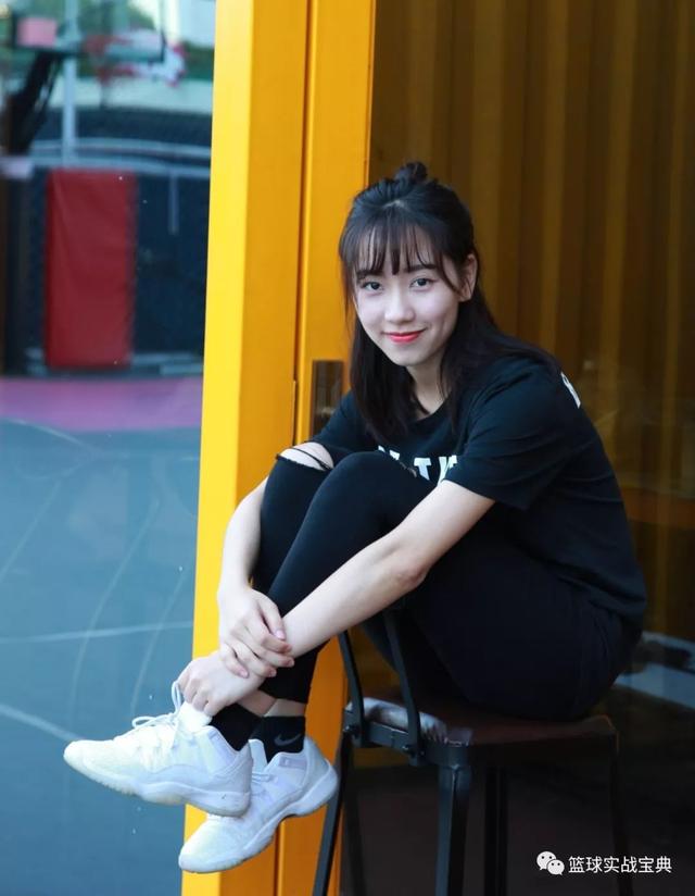 路人王新"篮球女神",一记后撤步打板三分,动作流畅帅气!