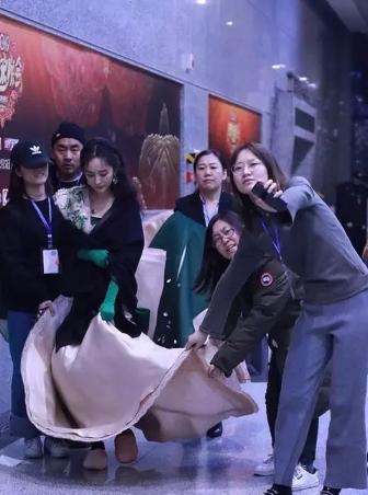 杨幂春晚造型,量身定做鱼尾裙,却戴绿手套,这是啥时尚?