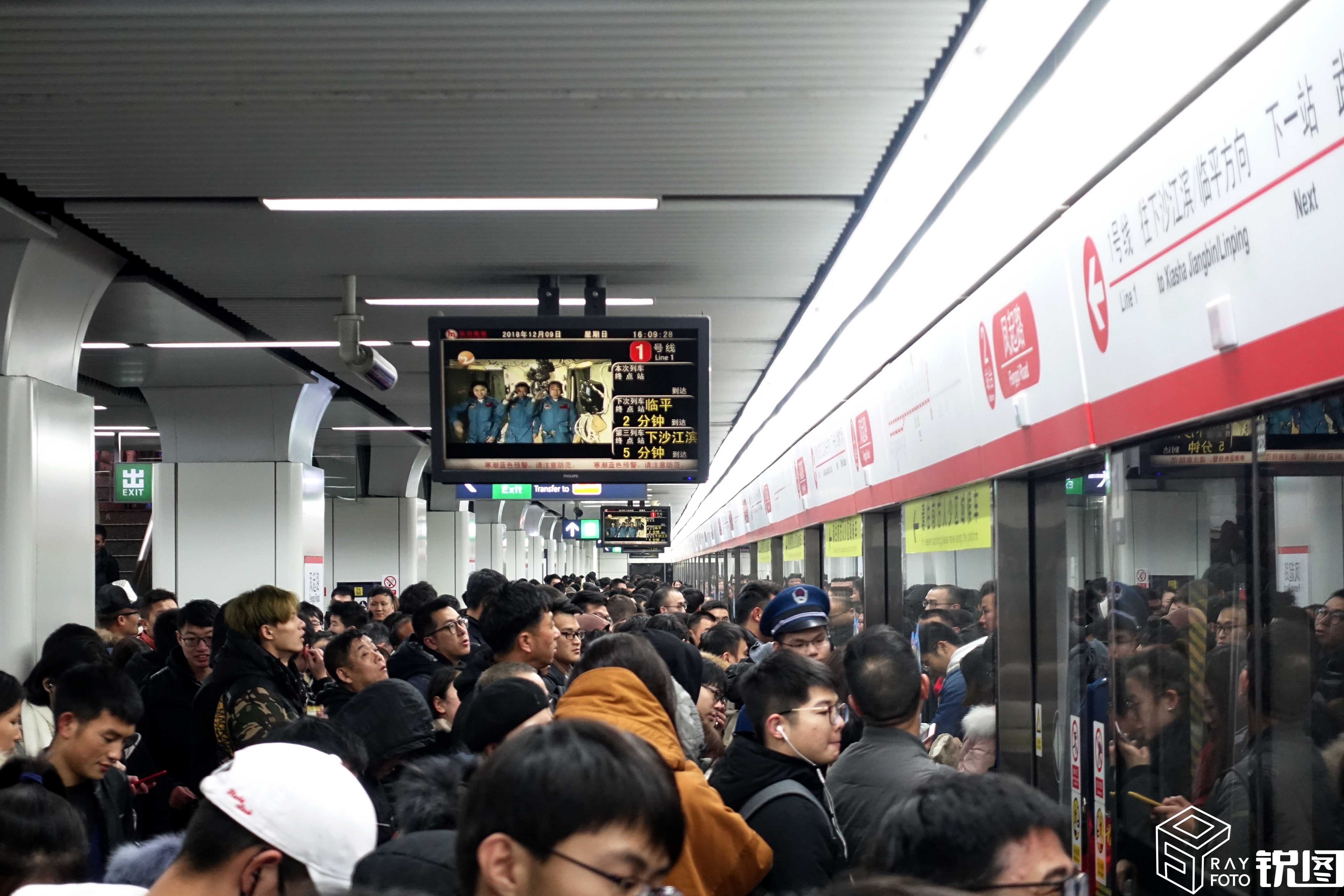 全是看雪的人!杭州地铁站人山人海,客流量堪比春运