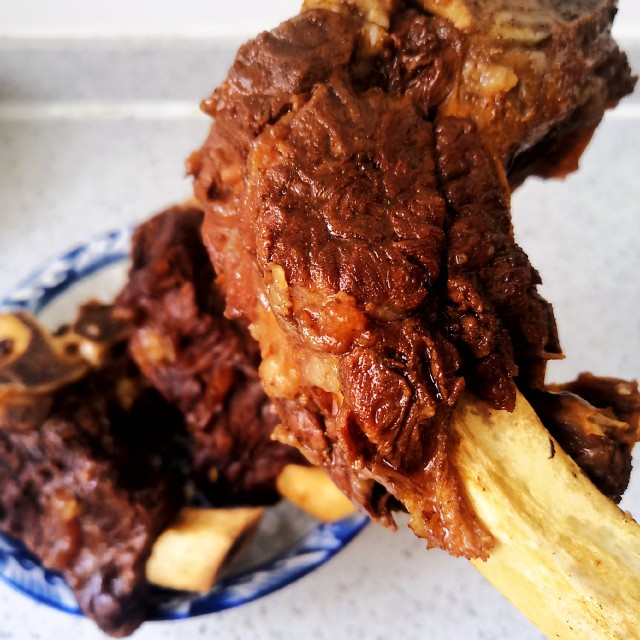酱牛大骨,酱香浓郁,肉质鲜嫩,一盘子都不够吃