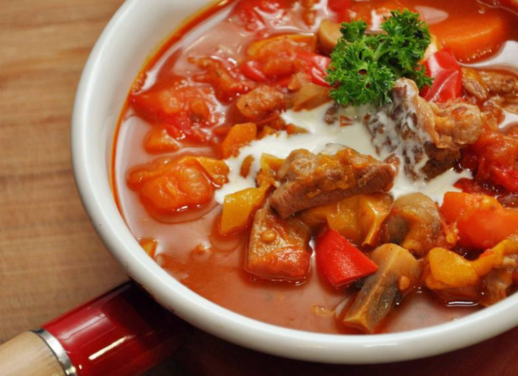 经典的红酒烩牛肉,传统的咖啡,这是深受人们欢迎的美味