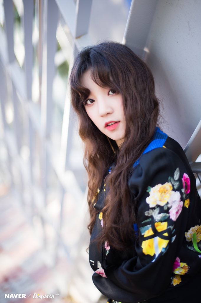 韩国女团gidle中国成员宋雨琦拍摄画报,躲在树后面一脸清纯无辜的模样