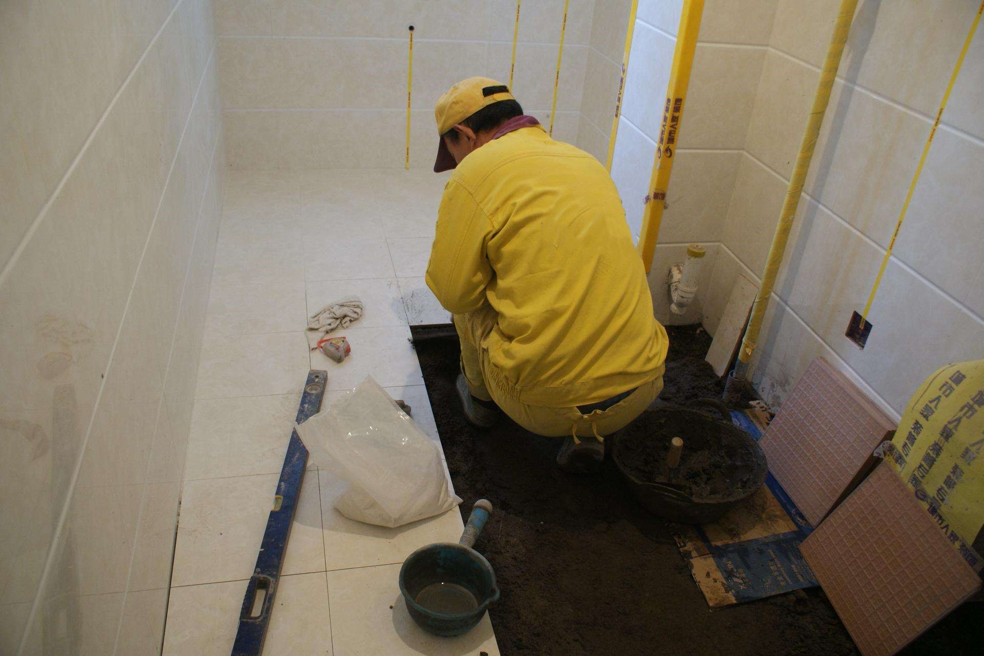 我们都知道厨房和卫生间贴砖就是为了防水防潮,但是明明有防水漆,直接