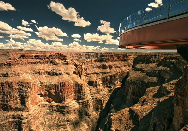 空中玻璃走廊(skywalk)坐落于美国科罗拉多大峡谷西侧的一个印第安